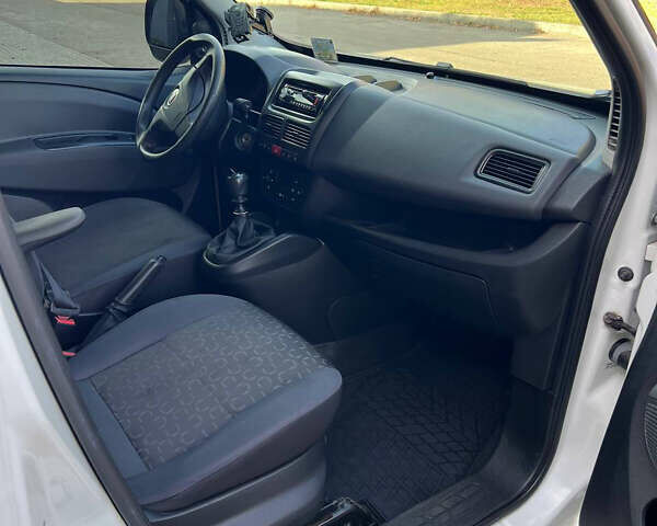 Белый Фиат Добло, объемом двигателя 1.6 л и пробегом 230 тыс. км за 7500 $, фото 13 на Automoto.ua