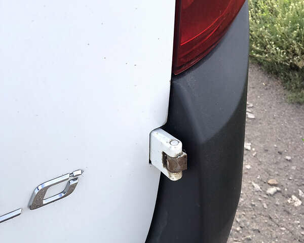 Белый Фиат Добло, объемом двигателя 1.6 л и пробегом 355 тыс. км за 5700 $, фото 6 на Automoto.ua