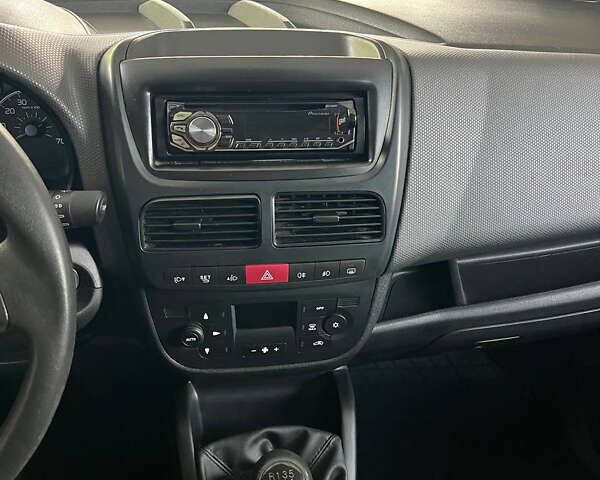 Белый Фиат Добло, объемом двигателя 1.6 л и пробегом 230 тыс. км за 7500 $, фото 18 на Automoto.ua