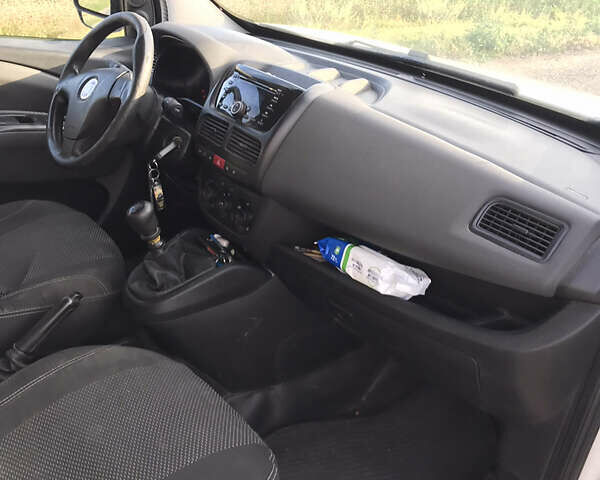 Белый Фиат Добло, объемом двигателя 1.6 л и пробегом 355 тыс. км за 5700 $, фото 15 на Automoto.ua