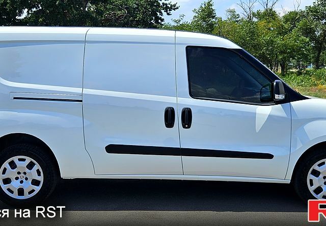 Белый Фиат Добло, объемом двигателя 1.3 л и пробегом 98 тыс. км за 10100 $, фото 3 на Automoto.ua