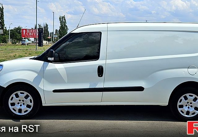 Белый Фиат Добло, объемом двигателя 1.3 л и пробегом 98 тыс. км за 10100 $, фото 2 на Automoto.ua