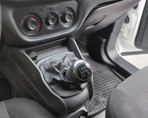 Белый Фиат Добло, объемом двигателя 1.37 л и пробегом 171 тыс. км за 5500 $, фото 11 на Automoto.ua