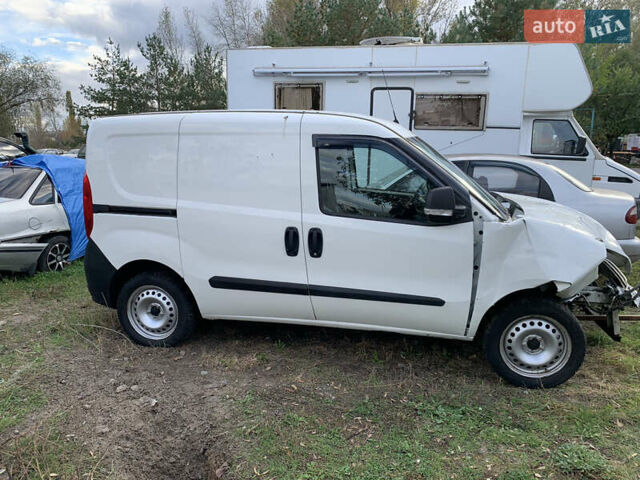 Белый Фиат Добло, объемом двигателя 1.4 л и пробегом 100 тыс. км за 2900 $, фото 2 на Automoto.ua