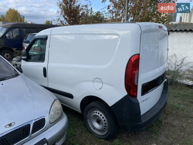 Белый Фиат Добло, объемом двигателя 1.4 л и пробегом 100 тыс. км за 2900 $, фото 1 на Automoto.ua