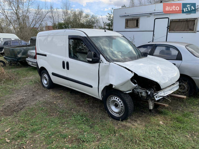 Белый Фиат Добло, объемом двигателя 1.4 л и пробегом 100 тыс. км за 2900 $, фото 3 на Automoto.ua