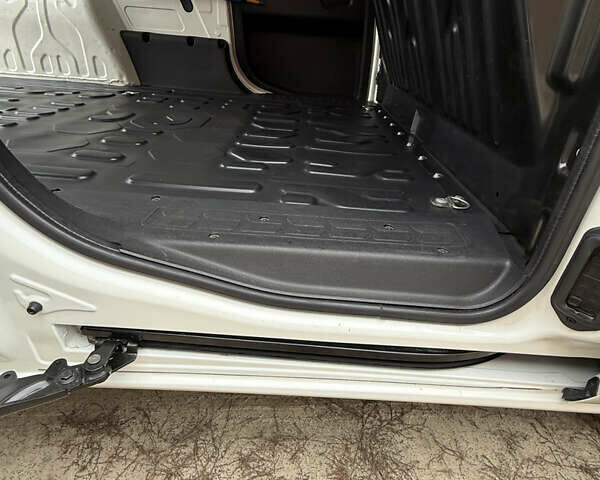 Белый Фиат Добло, объемом двигателя 1.6 л и пробегом 195 тыс. км за 12700 $, фото 20 на Automoto.ua