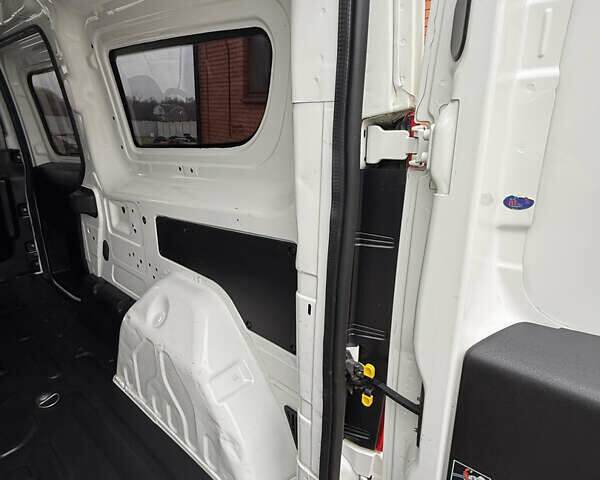 Белый Фиат Добло, объемом двигателя 1.6 л и пробегом 195 тыс. км за 12700 $, фото 17 на Automoto.ua