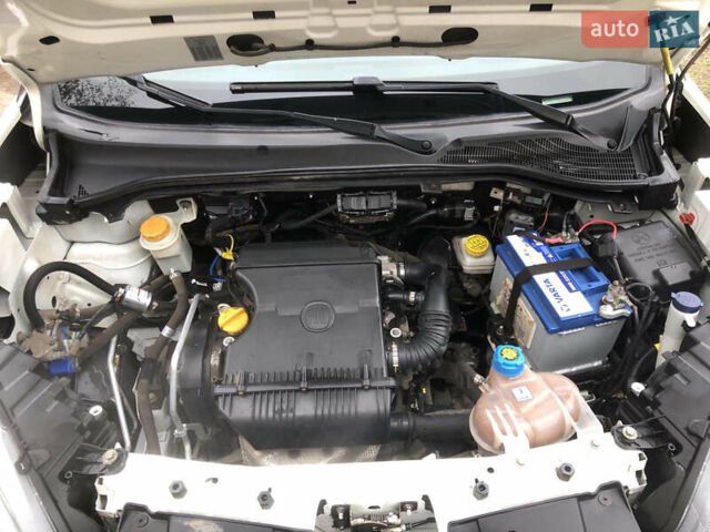 Белый Фиат Добло, объемом двигателя 1.37 л и пробегом 127 тыс. км за 9500 $, фото 5 на Automoto.ua