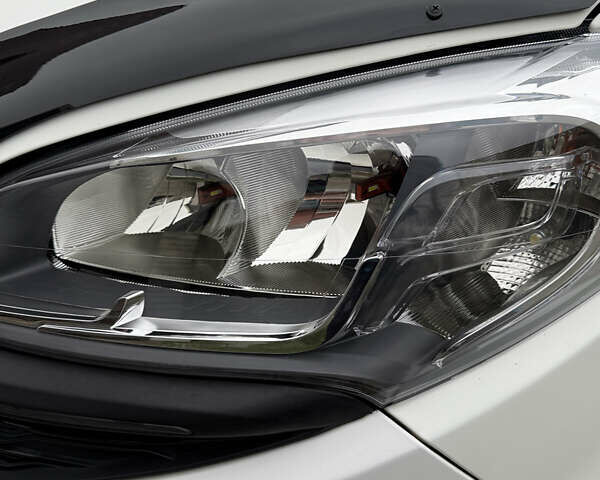 Белый Фиат Добло, объемом двигателя 1.6 л и пробегом 195 тыс. км за 12700 $, фото 10 на Automoto.ua