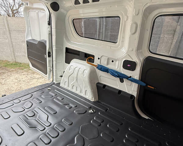 Белый Фиат Добло, объемом двигателя 1.6 л и пробегом 195 тыс. км за 12700 $, фото 22 на Automoto.ua