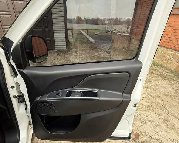 Белый Фиат Добло, объемом двигателя 1.6 л и пробегом 195 тыс. км за 12700 $, фото 29 на Automoto.ua