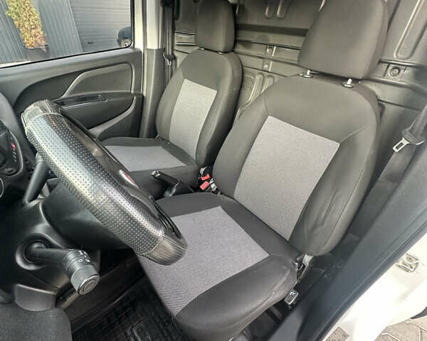 Белый Фиат Добло, объемом двигателя 1.2 л и пробегом 171 тыс. км за 9900 $, фото 7 на Automoto.ua