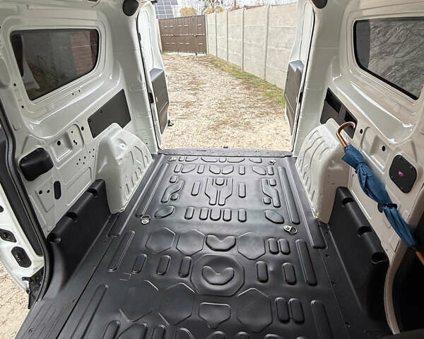 Белый Фиат Добло, объемом двигателя 1.6 л и пробегом 195 тыс. км за 12700 $, фото 36 на Automoto.ua