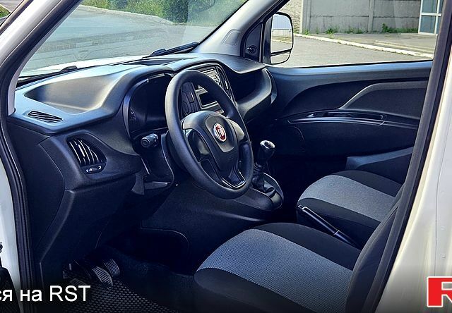 Белый Фиат Добло, объемом двигателя 1.3 л и пробегом 53 тыс. км за 12500 $, фото 5 на Automoto.ua