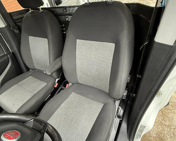 Белый Фиат Добло, объемом двигателя 1.6 л и пробегом 195 тыс. км за 12700 $, фото 33 на Automoto.ua