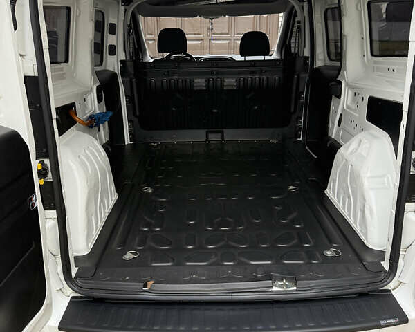 Белый Фиат Добло, объемом двигателя 1.6 л и пробегом 195 тыс. км за 12700 $, фото 14 на Automoto.ua