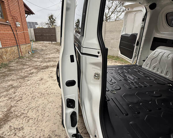 Белый Фиат Добло, объемом двигателя 1.6 л и пробегом 195 тыс. км за 12700 $, фото 21 на Automoto.ua