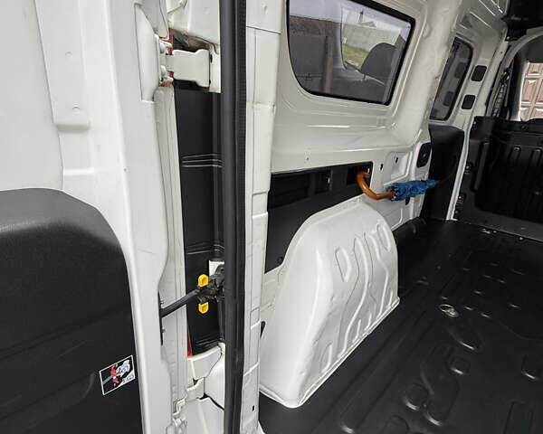 Белый Фиат Добло, объемом двигателя 1.6 л и пробегом 195 тыс. км за 12700 $, фото 16 на Automoto.ua