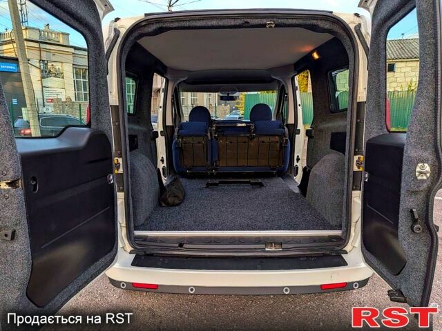 Белый Фиат Добло, объемом двигателя 1.3 л и пробегом 100 тыс. км за 10800 $, фото 8 на Automoto.ua