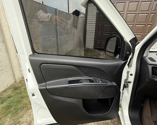 Белый Фиат Добло, объемом двигателя 1.6 л и пробегом 195 тыс. км за 12700 $, фото 30 на Automoto.ua