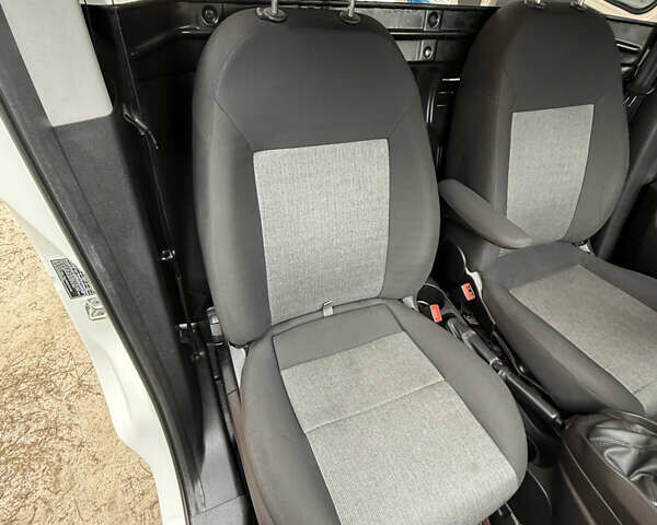 Белый Фиат Добло, объемом двигателя 1.6 л и пробегом 195 тыс. км за 12700 $, фото 26 на Automoto.ua