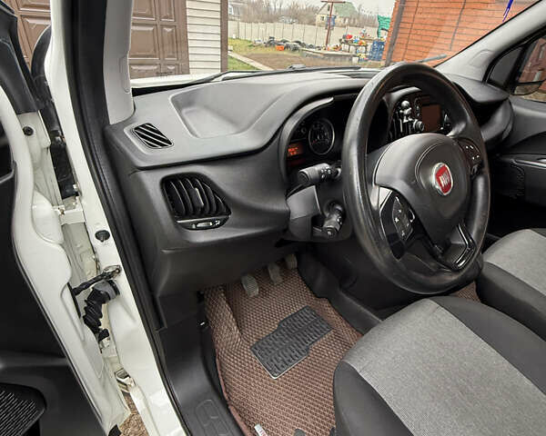 Белый Фиат Добло, объемом двигателя 1.6 л и пробегом 195 тыс. км за 12700 $, фото 31 на Automoto.ua
