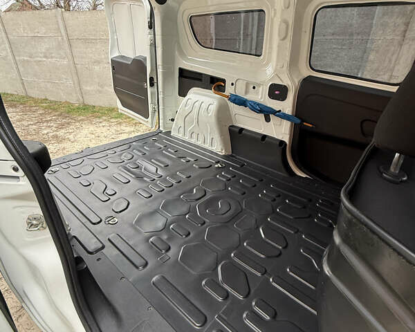 Белый Фиат Добло, объемом двигателя 1.6 л и пробегом 195 тыс. км за 12700 $, фото 19 на Automoto.ua