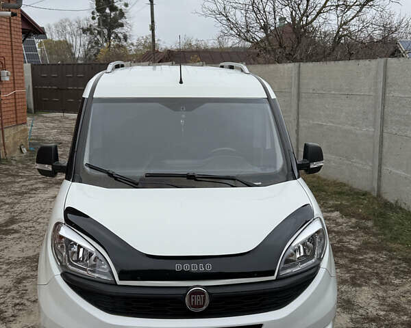 Белый Фиат Добло, объемом двигателя 1.6 л и пробегом 195 тыс. км за 12700 $, фото 1 на Automoto.ua