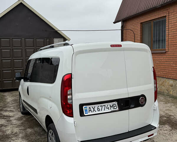 Белый Фиат Добло, объемом двигателя 1.6 л и пробегом 195 тыс. км за 12700 $, фото 3 на Automoto.ua