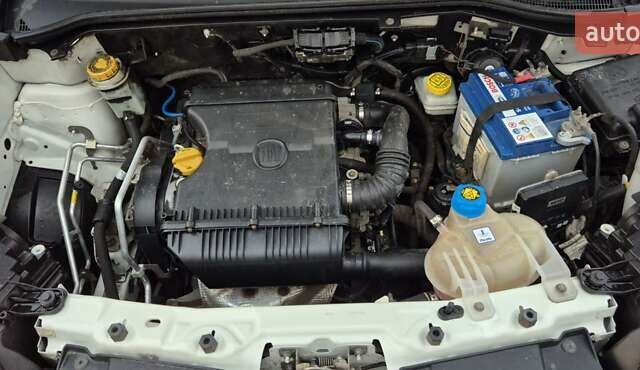 Белый Фиат Добло, объемом двигателя 1.37 л и пробегом 176 тыс. км за 6900 $, фото 15 на Automoto.ua