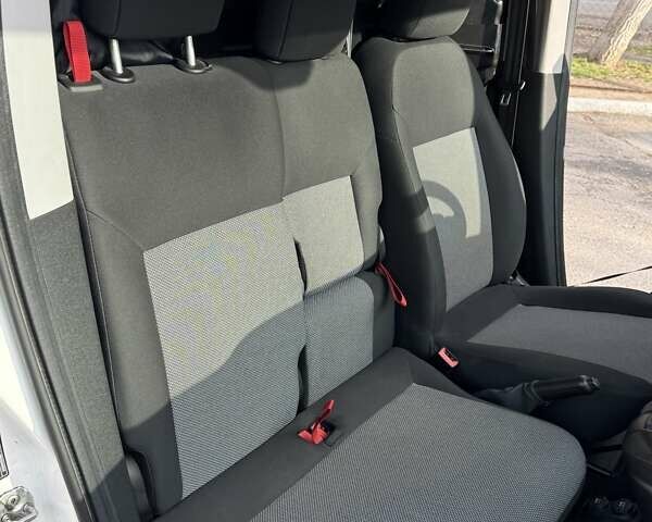 Белый Фиат Добло, объемом двигателя 1.6 л и пробегом 85 тыс. км за 14200 $, фото 13 на Automoto.ua