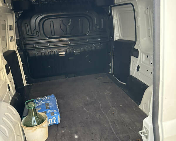 Белый Фиат Добло, объемом двигателя 1.37 л и пробегом 15 тыс. км за 14900 $, фото 10 на Automoto.ua