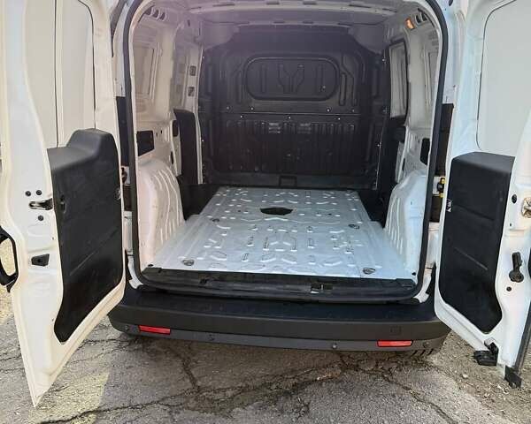 Белый Фиат Добло, объемом двигателя 1.6 л и пробегом 85 тыс. км за 14200 $, фото 20 на Automoto.ua