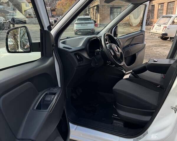 Белый Фиат Добло, объемом двигателя 1.6 л и пробегом 85 тыс. км за 14200 $, фото 8 на Automoto.ua