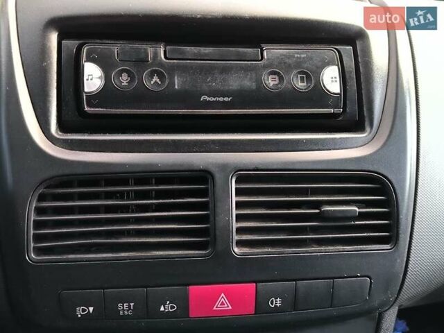 Белый Фиат Добло, объемом двигателя 1.37 л и пробегом 299 тыс. км за 4590 $, фото 13 на Automoto.ua