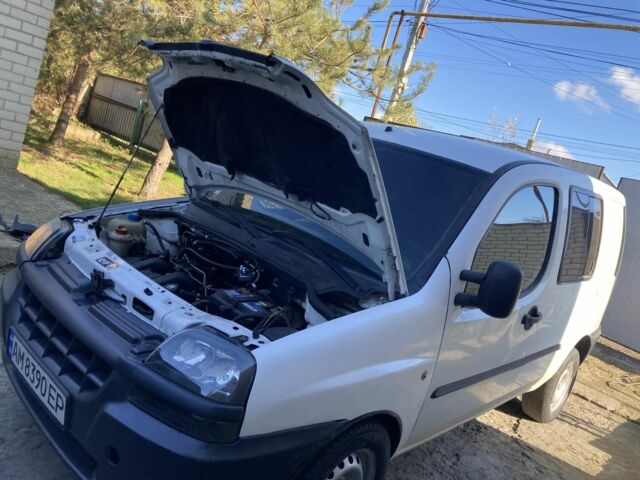 Белый Фиат Добло, объемом двигателя 1.9 л и пробегом 235 тыс. км за 2600 $, фото 2 на Automoto.ua