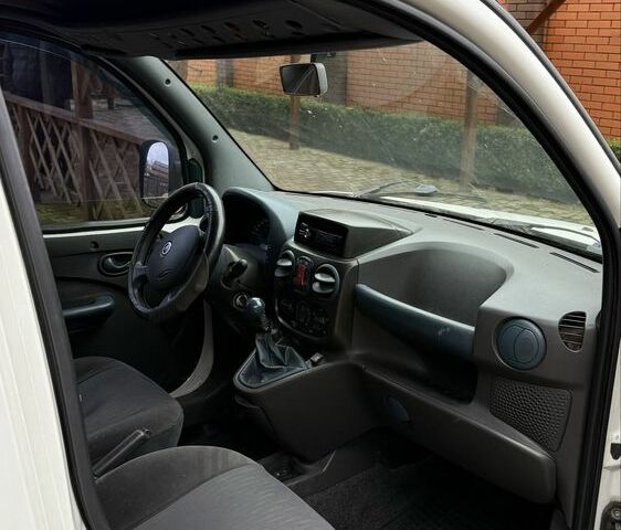 Белый Фиат Добло, объемом двигателя 1.2 л и пробегом 277 тыс. км за 2900 $, фото 5 на Automoto.ua