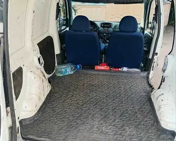 Белый Фиат Добло, объемом двигателя 1.2 л и пробегом 300 тыс. км за 2750 $, фото 4 на Automoto.ua