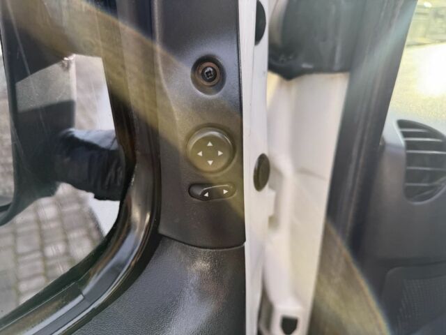 Белый Фиат Добло, объемом двигателя 1.3 л и пробегом 291 тыс. км за 3999 $, фото 16 на Automoto.ua