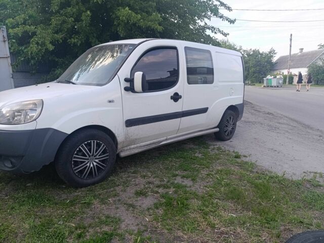 Белый Фиат Добло, объемом двигателя 1.9 л и пробегом 2 тыс. км за 4999 $, фото 5 на Automoto.ua