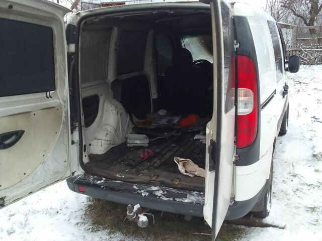 Белый Фиат Добло, объемом двигателя 1.2 л и пробегом 350 тыс. км за 900 $, фото 7 на Automoto.ua