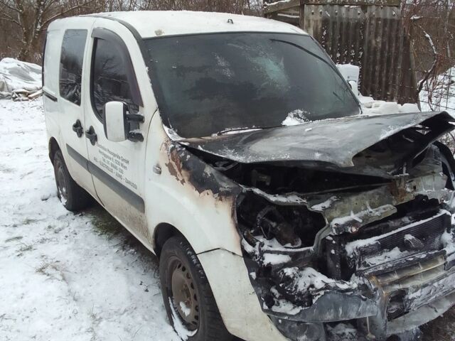 Белый Фиат Добло, объемом двигателя 1.2 л и пробегом 350 тыс. км за 900 $, фото 1 на Automoto.ua