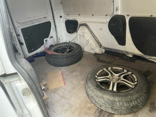 Белый Фиат Добло, объемом двигателя 1.2 л и пробегом 320 тыс. км за 3700 $, фото 8 на Automoto.ua