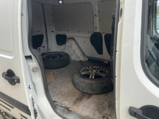 Белый Фиат Добло, объемом двигателя 1.2 л и пробегом 320 тыс. км за 3700 $, фото 9 на Automoto.ua