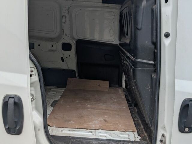 Белый Фиат Добло, объемом двигателя 1.2 л и пробегом 150 тыс. км за 3500 $, фото 5 на Automoto.ua