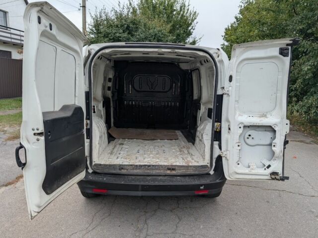 Белый Фиат Добло, объемом двигателя 1.2 л и пробегом 150 тыс. км за 3500 $, фото 2 на Automoto.ua