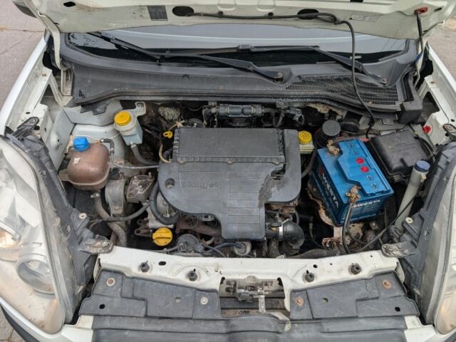 Белый Фиат Добло, объемом двигателя 1.2 л и пробегом 150 тыс. км за 3500 $, фото 6 на Automoto.ua