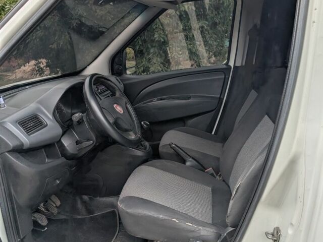 Белый Фиат Добло, объемом двигателя 1.2 л и пробегом 150 тыс. км за 3500 $, фото 7 на Automoto.ua