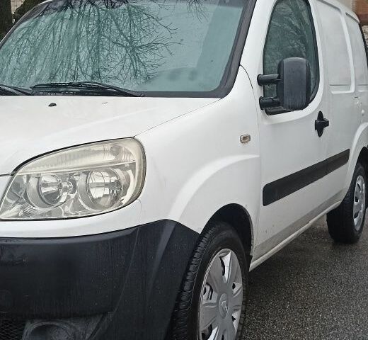 Белый Фиат Добло, объемом двигателя 1.4 л и пробегом 364 тыс. км за 3800 $, фото 3 на Automoto.ua